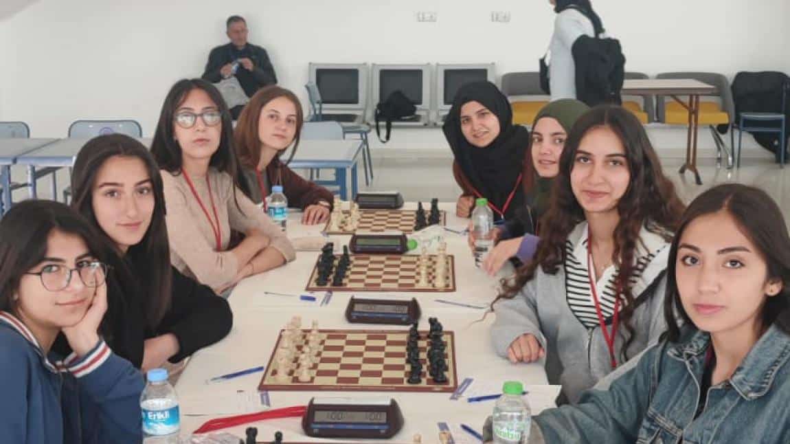 Okul kız satranç takımımız, okulumuzu Van'da düzenlenen Bölge Satranç Finalleri'nde temsil etti. 